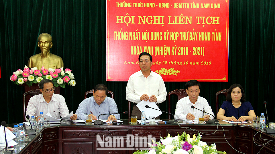 Đồng chí Trần Văn Chung, Phó Bí thư Thường trực Tỉnh ủy, Chủ tịch HĐND tỉnh phát biểu tại hội nghị liên tịch.