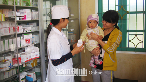 Cán bộ Trạm Y tế xã Hải Hà tư vấn PCSDD cho bà mẹ nuôi con nhỏ.  Bài và ảnh: Minh Thuận