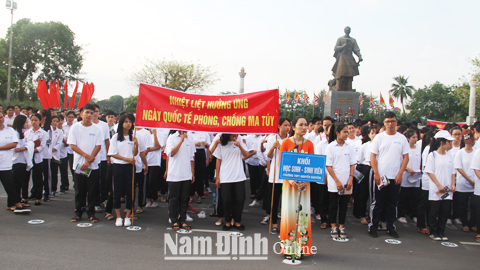 Cán bộ, nhân dân và học sinh Thành phố Nam Định tham gia mít tinh hưởng ứng tháng hành động PCMT và ngày toàn dân PCMT.