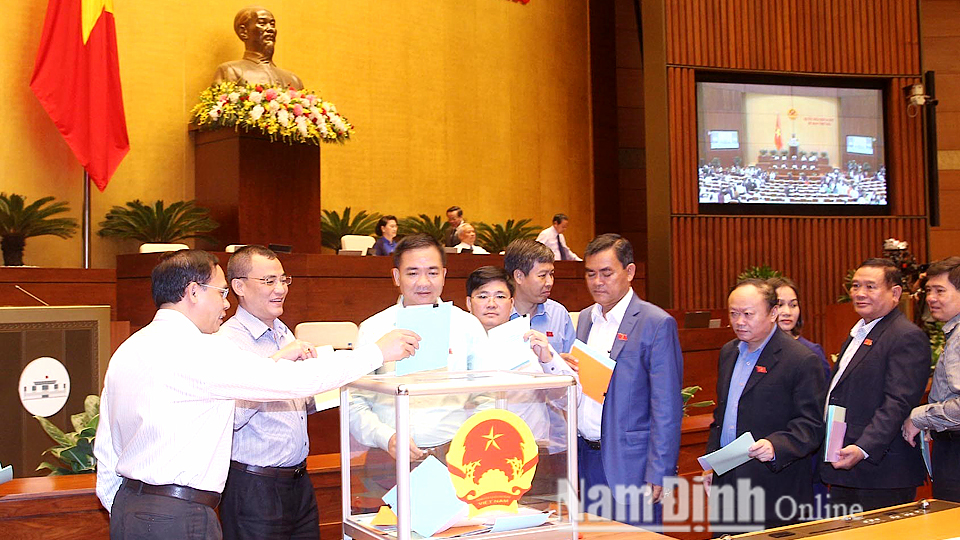 Các đại biểu quốc hội bỏ phiếu tín nhiệm đối với những người giữ chức vụ do Quốc hội bầu hoặc phê chuẩn. Ảnh: Lâm Khánh - TTXVN