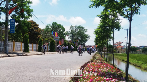 Tuyến đường hoa do hội viên phụ nữ xã Xuân Thượng trồng và chăm sóc, góp phần làm đẹp cảnh quan môi trường.