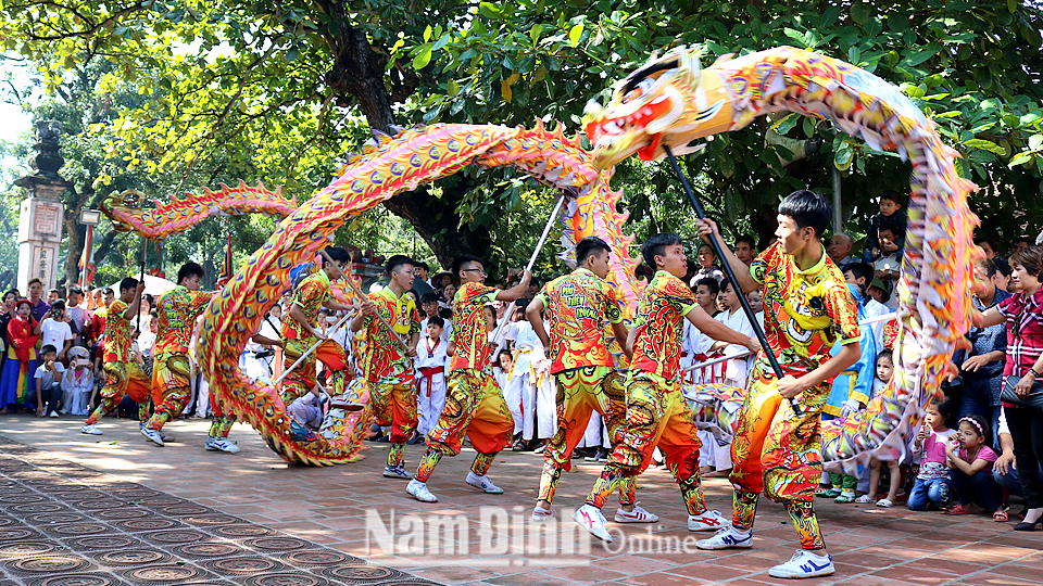 Múa rồng trong Lễ hội Trần năm 2018 tại Đền Trần, phường Lộc Vượng (TP Nam Định).