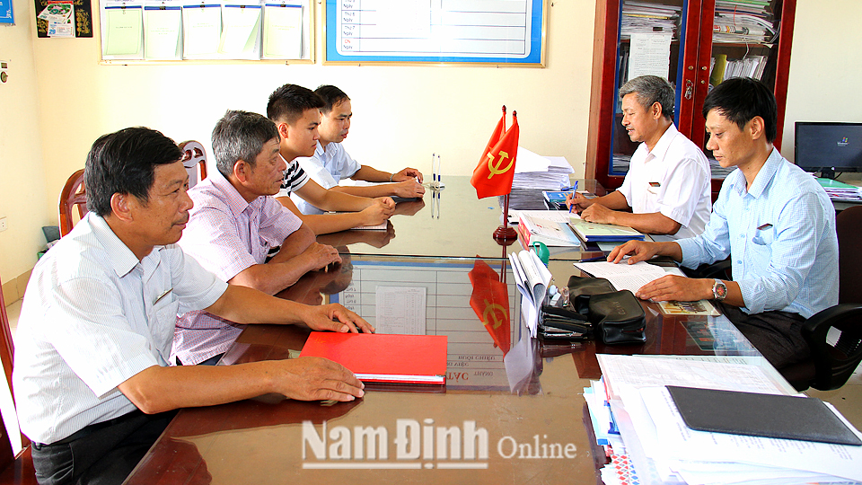 Cán bộ xã Giao Yến tiếp công dân định kỳ tại trụ sở UBND xã.