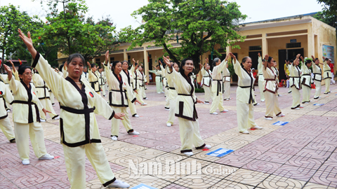 Đồng diễn thể dục dưỡng sinh của Hội Người cao tuổi Thành phố Nam Định.
