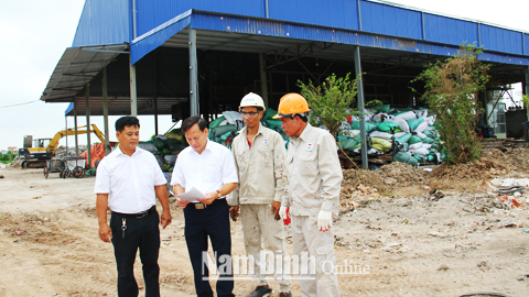 Lãnh đạo Thị trấn Cổ Lễ kiểm tra việc thu gom, xử lý rác thải tại Cty TNHH Môi trường xanh Tuyên Trung.