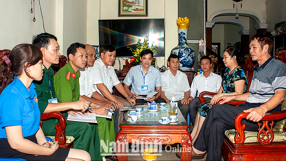 Đảng ủy phường Năng Tĩnh (TP Nam Định) trao đổi, nghiên cứu các văn bản pháp luật để phổ biến cho nhân dân. Ảnh: Viết Dư