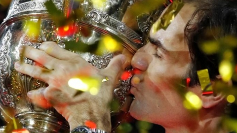 Roger Federer ăn mừng chiếc cúp vô địch Swiss Indoors thứ chín trong sự nghiệp.