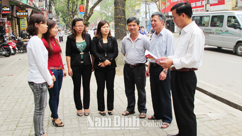 Cán bộ phường Bà Triệu tuyên truyền, vận động nhân dân xây dựng tuyến phố văn minh đô thị.