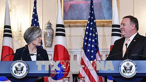 Ngoại trưởng Mỹ Mike Pompeo (phải) và người đồng cấp Hàn Quốc Kang Kyung-wha tại cuộc họp báo ở Washington, DC ngày 11/5. Ảnh: AFP/TTXVN