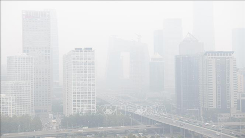 Khói mù ô nhiễm bao phủ thành phố Bắc Kinh, Trung Quốc ngày 15/10/2018. Ảnh: AFP/ TTXVN