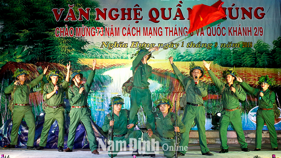Tiết mục ca múa “Bác vẫn cùng chúng cháu hành quân” của đội văn nghệ xã Nghĩa Hồng trong đêm công diễn văn nghệ quần chúng huyện Nghĩa Hưng năm 2018.