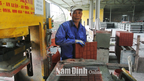 Sản xuất gạch lát vỉa hè terazzo tại Cty TNHH Hoà Phát ở CCN An Xá (TP Nam Định).