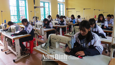 Học viên Trung tâm GDNN-GDTX Trực Ninh thực hành nghề may công nghiệp.  Bài và ảnh: Hồng Minh