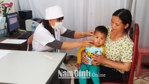 Khám bệnh cho trẻ em tại Trạm Y tế Thị trấn Cát Thành (Trực Ninh).