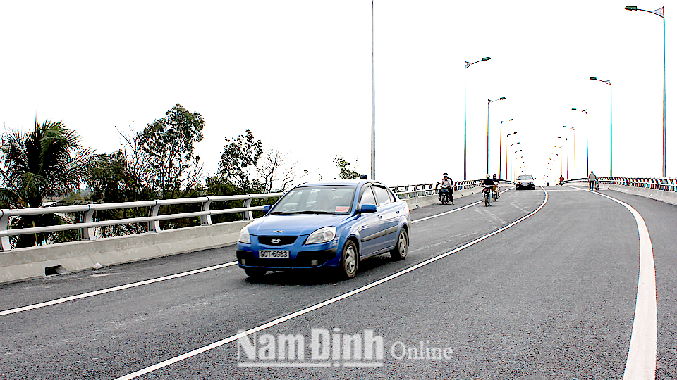 Cầu Tân Phong vượt sông Đào nằm trên đường vành đai 1 Thành phố Nam Định, đáp ứng yêu cầu lưu thông xe tải trọng lớn.