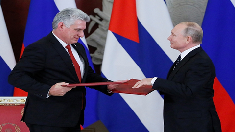Tổng thống Nga V.Pu-tin (bên phải) với Chủ tịch Hội đồng Nhà nước và Hội đồng Bộ trưởng Cu-ba M.Ca-nên.