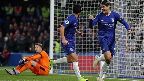 Tiền đạo Morata (phải) góp một cú đúp trong chiến thắng 3-1 của Chelsea trước Crystal Palace.