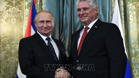 Tổng thống Nga Vla-đi-mia Pu-chin (trái) và Chủ tịch Hội đồng Nhà nước và Hội đồng Bộ trưởng Cu-ba Mi-goeo Đi-át Ca-nên.   Ảnh: AFP/TTXVN