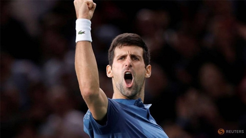 Djokovic ăn mừng sau chiến thắng trước Federer ở bán kết Paris Masters.