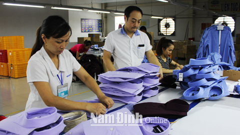 Sản xuất trang phục xuất khẩu tại Cty CP Nam Tiến, xã Nam Tiến (Nam Trực).