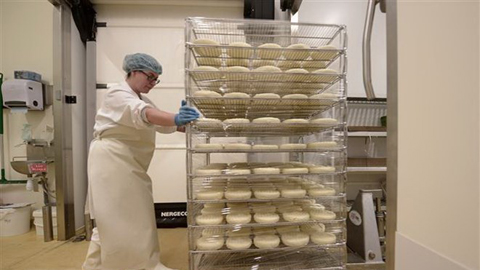 Công nhân làm việc tại nhà máy sản xuất bơ sữa ở Aldudes, Pyrenees, Pháp.  Ảnh: AFP/TTXVN