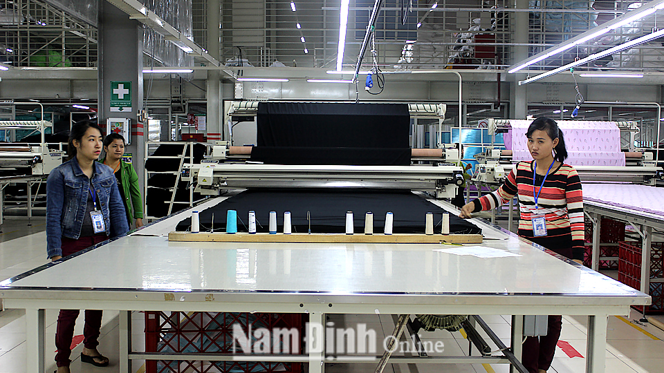 ĐVTN Nhà máy Sợi Hòa Xá (Tổng Cty CP Dệt may Nam Định) làm việc tại các bộ phận sản xuất ứng dụng công nghệ thiết bị tiên tiến.