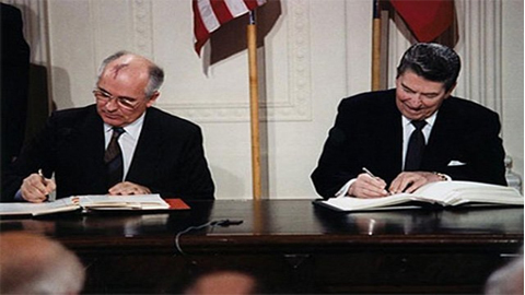 Lễ ký kết Hiệp ước INF giữa Tổng thống Mỹ R. Reagan và Tổng thống Liên bang Xô-viết Mikhail Gorbachov năm 1987. (Nguồn: Cơ quan Lưu trữ và Hồ sơ Quốc gia Nga)