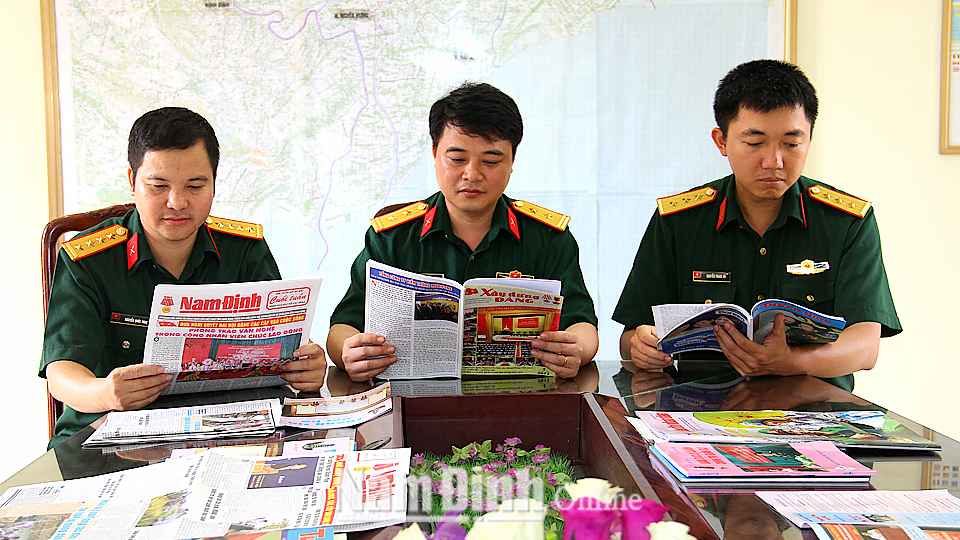 Cán bộ, chiến sĩ Ban CHQS Thành phố Nam Định tìm hiểu chính sách pháp luật của Nhà nước trên báo, tạp chí của Đảng.