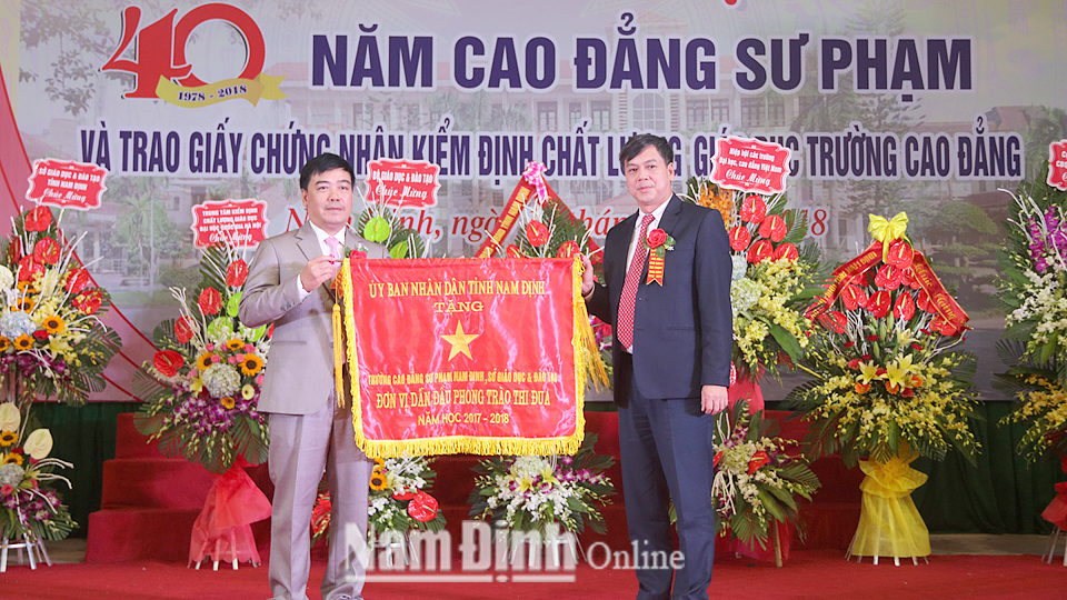 Đồng chí Trần Lê Đoài, TUV, Phó Chủ tịch UBND tỉnh tặng cờ Đơn vị dẫn đầu phong trào thi đua năm học 2017-2018 cho Trường CĐSP Nam Định.