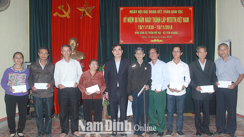 Đồng chí Cao Đức Phát, Ủy viên BCH Trung ương Đảng, Phó Trưởng ban Thường trực kinh tế Trung ương trao tặng quà cho các hộ gia đình nghèo khu dân cư thôn Mễ Hạ, xã Yên Khang (Ý Yên).