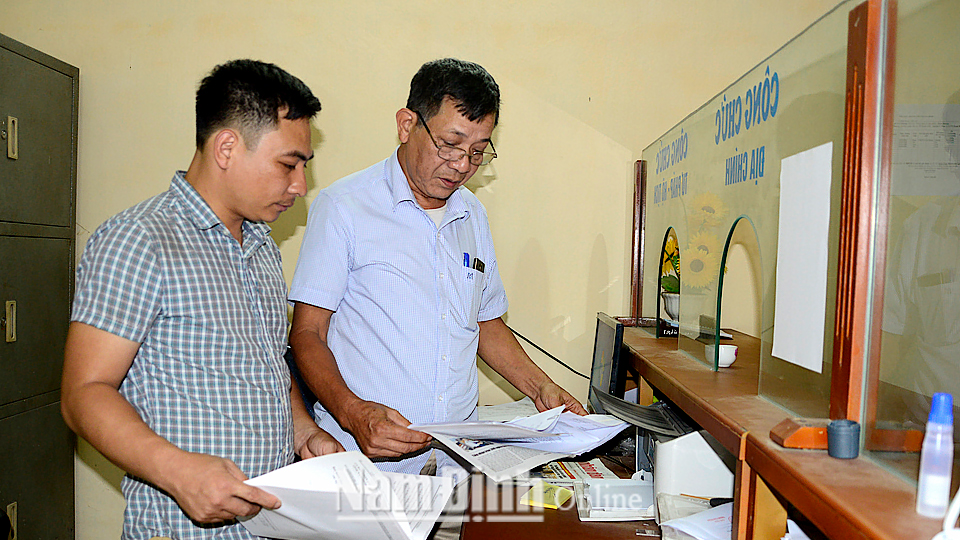Cán bộ xã Yên Dương (Ý Yên) tra cứu các văn bản pháp luật mới phục vụ công tác tiếp dân tại địa phương.
