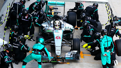 Tay đua Lewis Hamilton xuất sắc giành chiến thắng ở chặng đua Brazil mang lại danh hiệu đúp cho đội đua Mercedes.