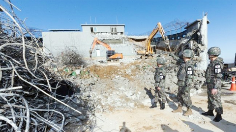 Chỉ huy quân đội Hàn Quốc thị sát việc hủy bỏ một số trạm gác ở khu vực biên giới với Triều Tiên. Ảnh YONHAP