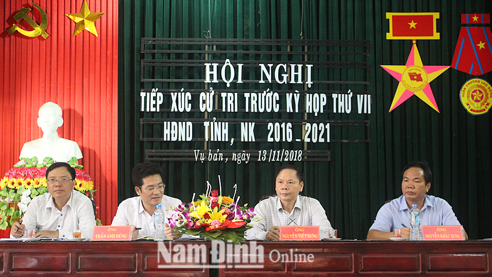 Các đại biểu HĐND tỉnh tiếp xúc cử tri huyện Vụ Bản. Ảnh: Lam Hồng