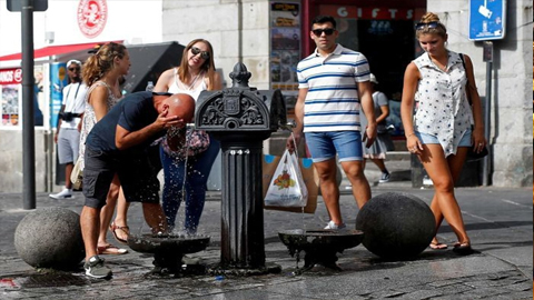 Nắng nóng khiến cuộc sống của người dân châu Âu bị đảo lộn. Ảnh: Reuters