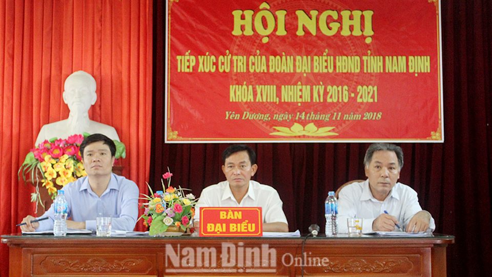 Các đại biểu HĐND tỉnh tiếp xúc cử tri xã Yên Dương (Ý Yên). Ảnh: Lam Hồng