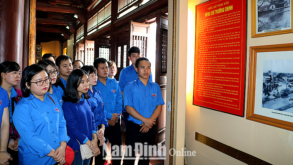 Đoàn viên, thanh niên tham quan Nhà tưởng niệm Tổng Bí thư Trường Chinh, Thị trấn Xuân Trường.