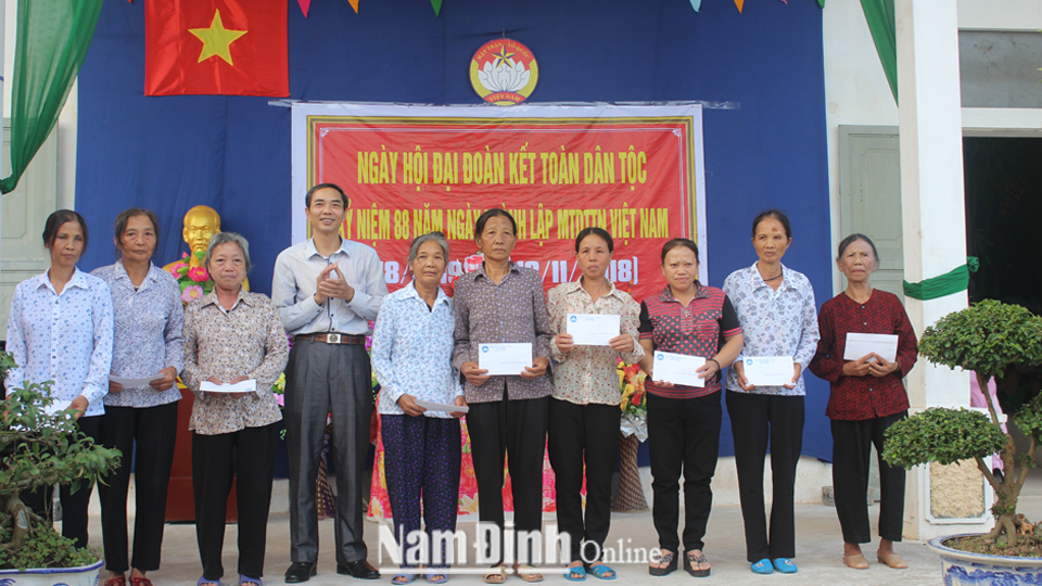 Đồng chí Đặng Xuân Hùng, Ủy viên Ban TVTU, Chủ tịch Ủy ban MTTQ tỉnh tặng quà cho các hộ dân có hoàn cảnh khó khăn của xóm Đoài 2.  
