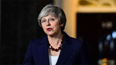 Thủ tướng Theresa May phát biểu ý kiến trước giới truyên thông tại phố Downing, đêm 14-11. (Ảnh: Victoria Jones/PA)