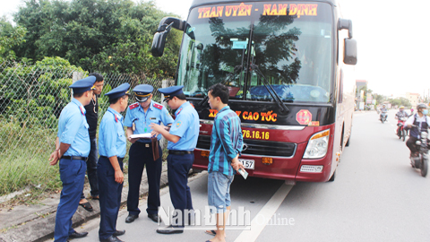 Lực lượng Thanh tra Sở GTVT kiểm tra việc chấp hành quy định bảo đảm an toàn giao thông của xe khách.