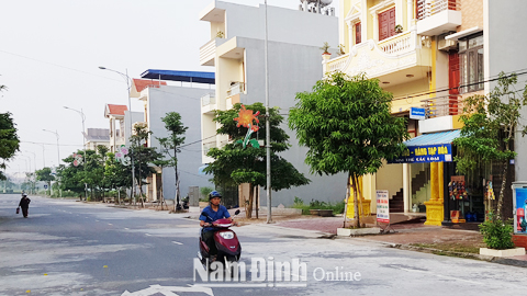 Các dự án nhà ở ven đô thu hút người dân nhờ hạ tầng đồng bộ, môi trường sống thoáng đãng. (Trong ảnh: Nhà ở tại khu đô thị Thống Nhất, TP Nam Định).