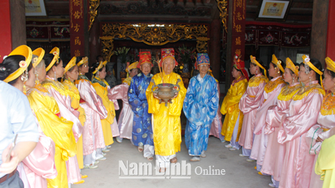 Các vị cao niên làng Bườn, xã Mỹ Thắng (Mỹ Lộc) thực hiện nghi thức rước chân nhang Đàm Hoàng Thái Hậu để bắt đầu lễ rước.