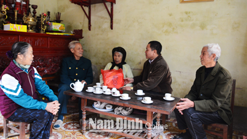 Lãnh đạo xã Yên Cường đến thăm Bà mẹ Việt Nam Anh hùng Nguyễn Thị Côi, 100 tuổi, ở làng Cời. 