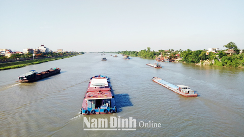 Vận tải hàng hóa trên tuyến sông Đào (TP Nam Định).