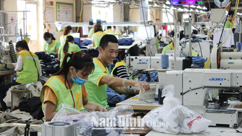 Sản xuất trang phục xuất khẩu tại Cty CP Thời trang thể thao chuyên nghiệp Giao Thủy.