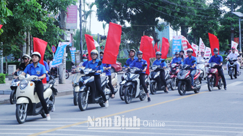 Đoàn viên, thanh niên khối các trường đại học, cao đẳng diễu hành tuyên truyền Luật Giao thông đường bộ trên địa bàn Thành phố Nam Định.