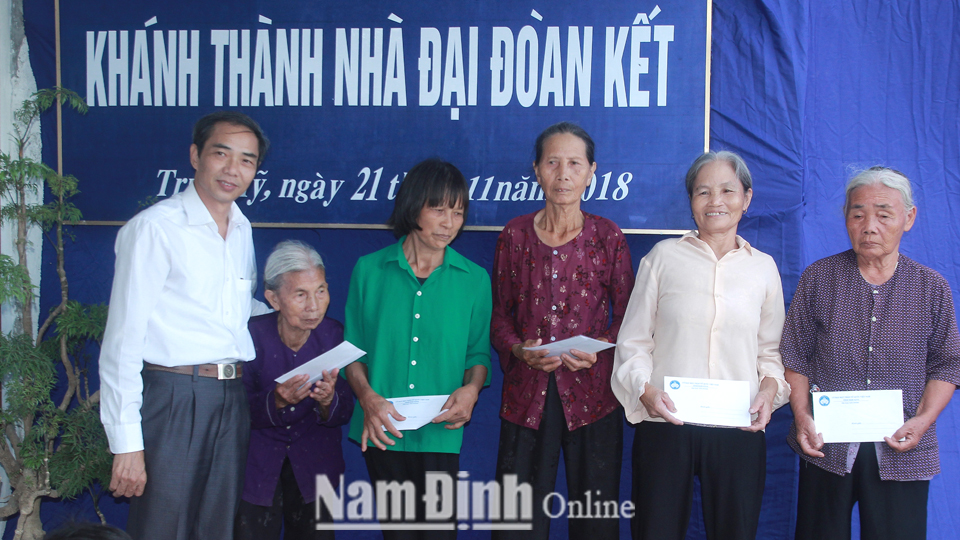 Đồng chí Đặng Xuân Hùng, Ủy viên Ban TVTU, Chủ tịch Ủy ban MTTQ tỉnh tặng quà các gia đình có hoàn cảnh khó khăn ở xã Trực Mỹ.