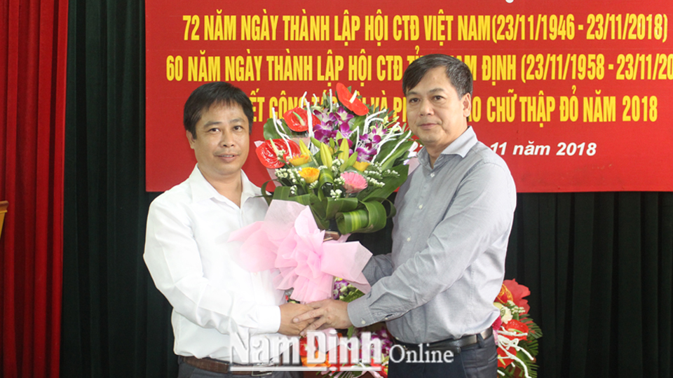 Đồng chí Trần Lê Đoài, TUV, Phó Chủ tịch UBND tỉnh tặng hoa chúc mừng Hội CTĐ tỉnh nhân ngày truyền thống.