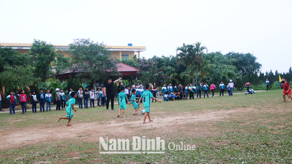 Trường Tiểu học Giao Châu tổ chức thi đấu môn bóng đá cho học sinh.