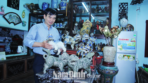 Anh Vũ Văn Khánh, đường Tô Hiệu (TP Nam Định) giới thiệu bộ sưu tập nghê thời Lê và thời Nguyễn.